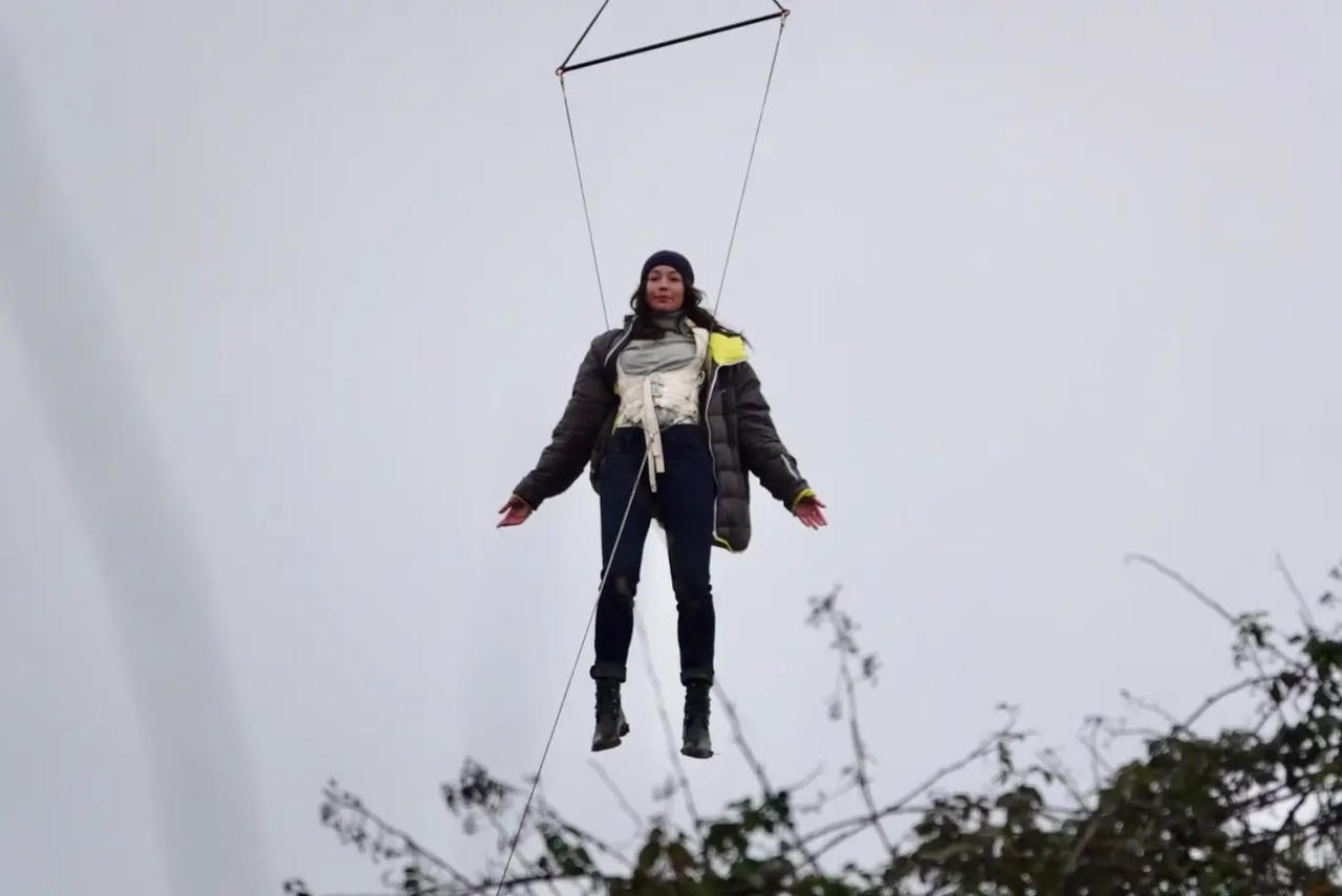 漫威《永久族》影戏片场照 演员吊威亚停正在空中