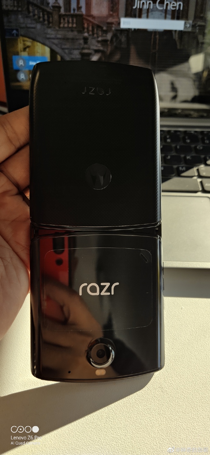 摩托罗拉Razr折叠手机包装盒以及量产实机曝光 