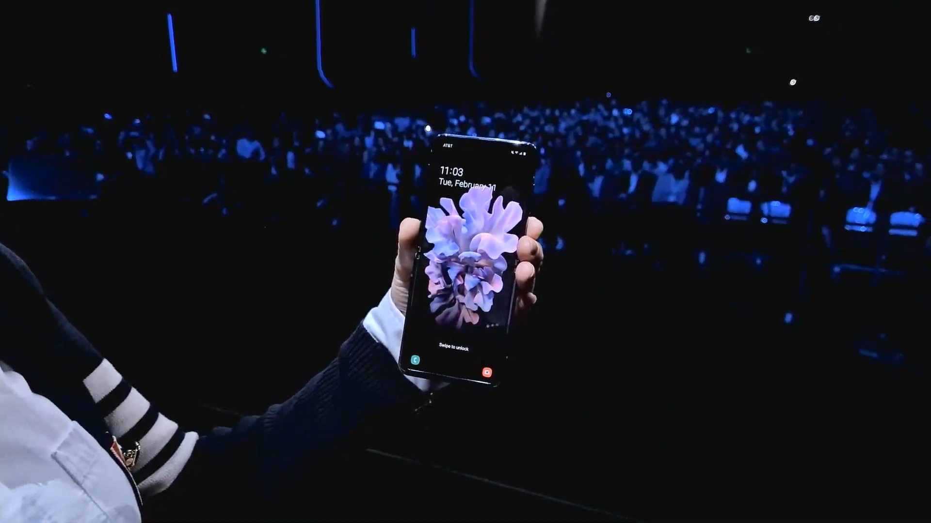三星发布翻盖折叠屏Galaxy Z Flip 小巧可爱适合女性