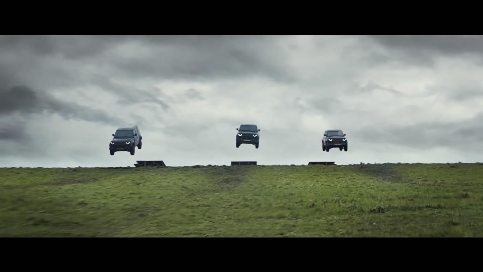 《007：无暇赴死》追车场面通过路虎合作广告放出