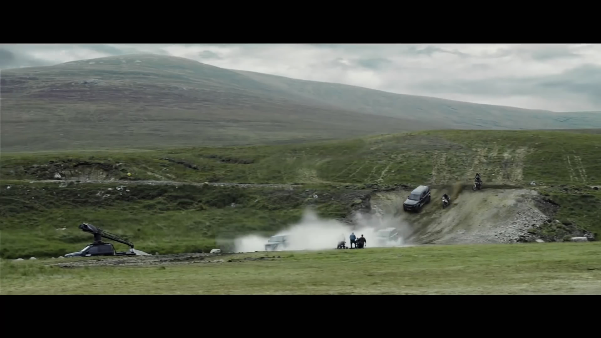 《007：无暇赴死》追车场面通过路虎合作广告放出