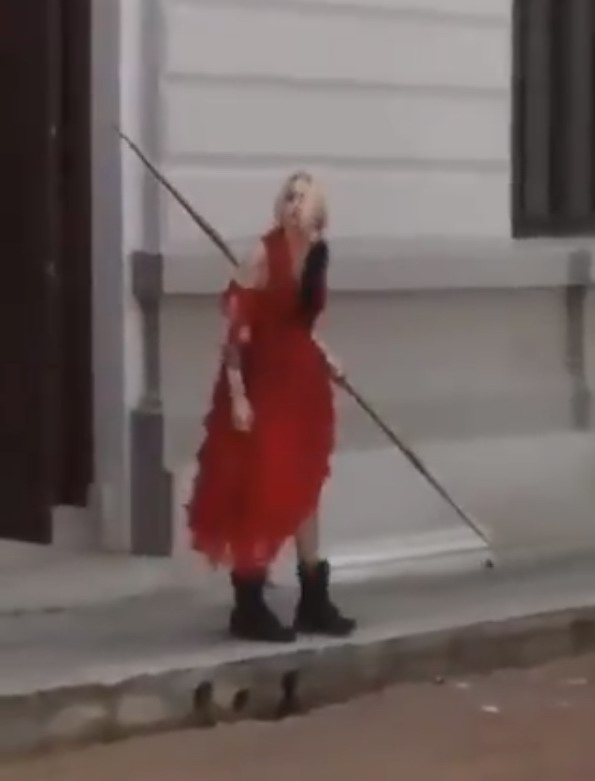 《自杀小队2》新片场照 小丑女穿红裙披黑斗篷亮相