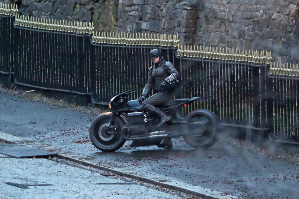 《蝙蝠侠》新片场照曝光 老爷沉迷于骑摩托兜风