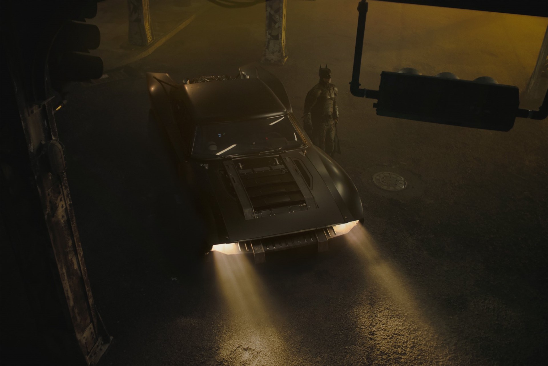 新《蝙蝠侠》剧照公布 蝙蝠车亮相！有复古未来感