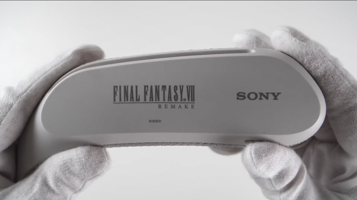 《最终幻想7重制版》同捆主题PS4套装开箱 还有颈挂音响