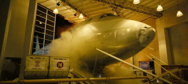 除了烧脑 诺兰还在《信条》里真的炸了一架飞机