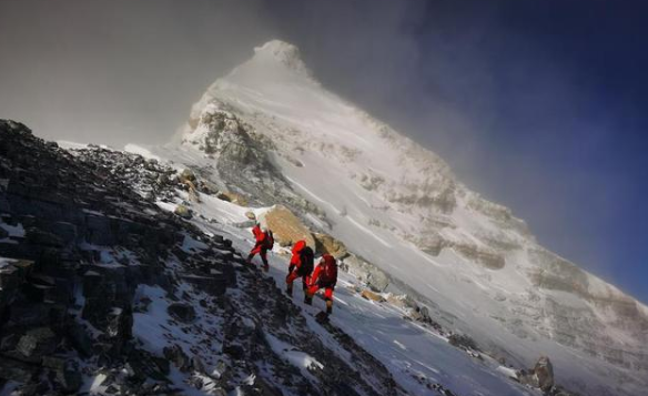 珠峰身高将更新！国家高程测量登山队站上喜马拉雅之巅