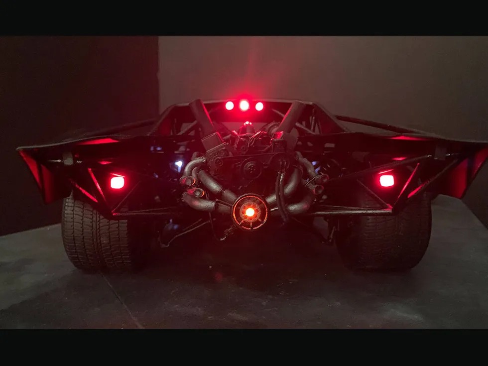 新《蝙蝠侠》蝙蝠车概念图 造型酷炫有复古未来感