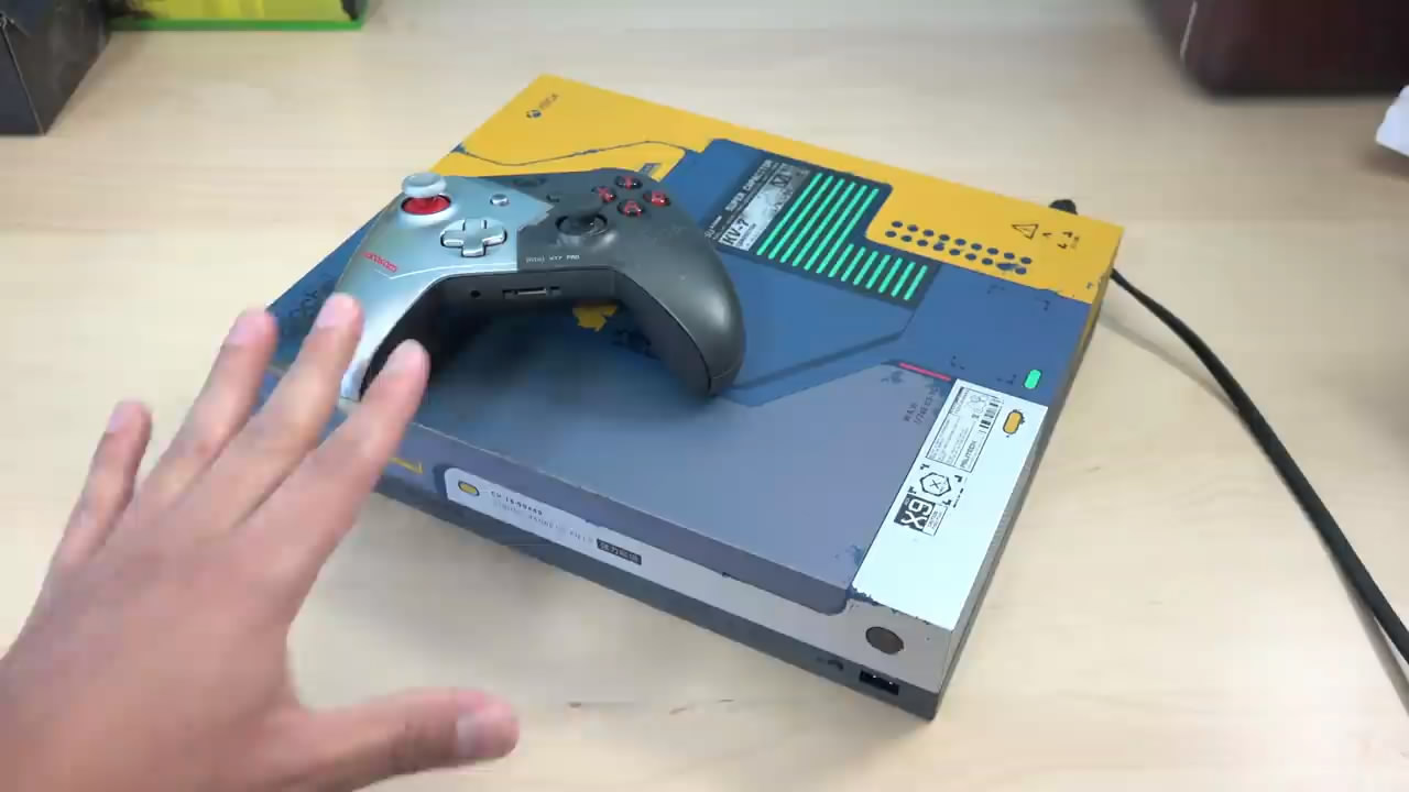 《赛博朋克2077》Xbox限定版主机开箱 机身酷炫