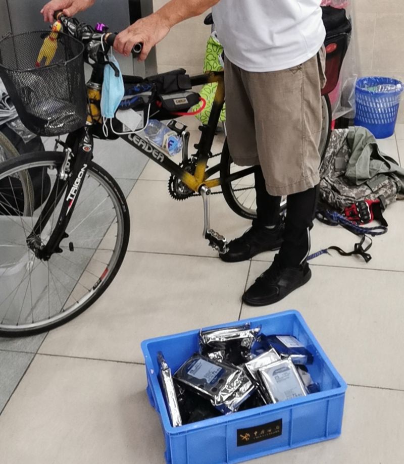 澳门男子用自行车挂包携带33个硬盘入境被海关查获