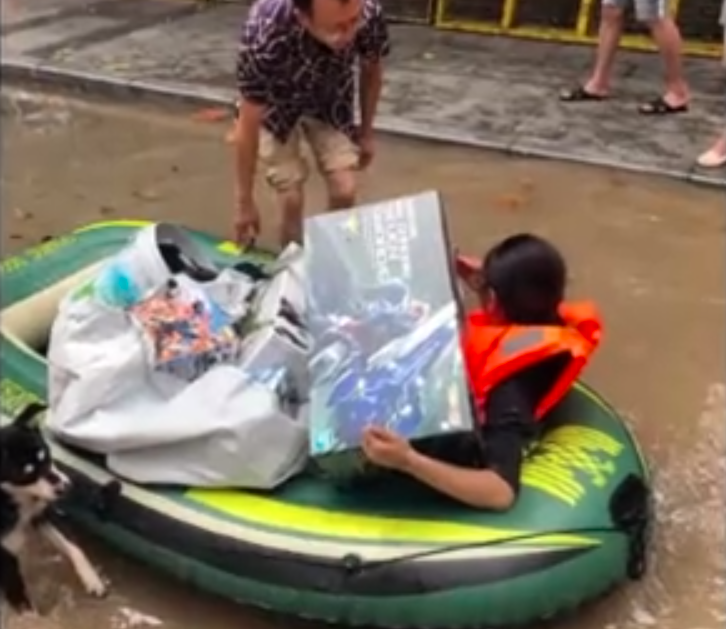 重庆女孩从洪水中救出男朋友亲爱的下达：他出有会泅水