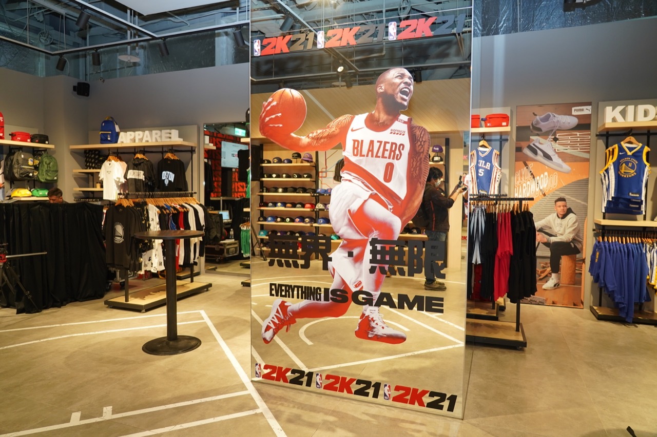 《NBA 2K21》巨幅广告现身台湾NBA专卖店 明星助阵