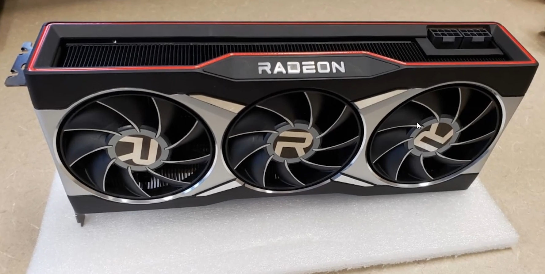 AMD RX 6900 XT隐卡实物尾曝：散热开孔皆借出做完