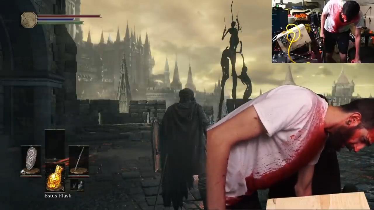玩家自制《黑暗之魂3》互动装置 受伤会被喷一脸血