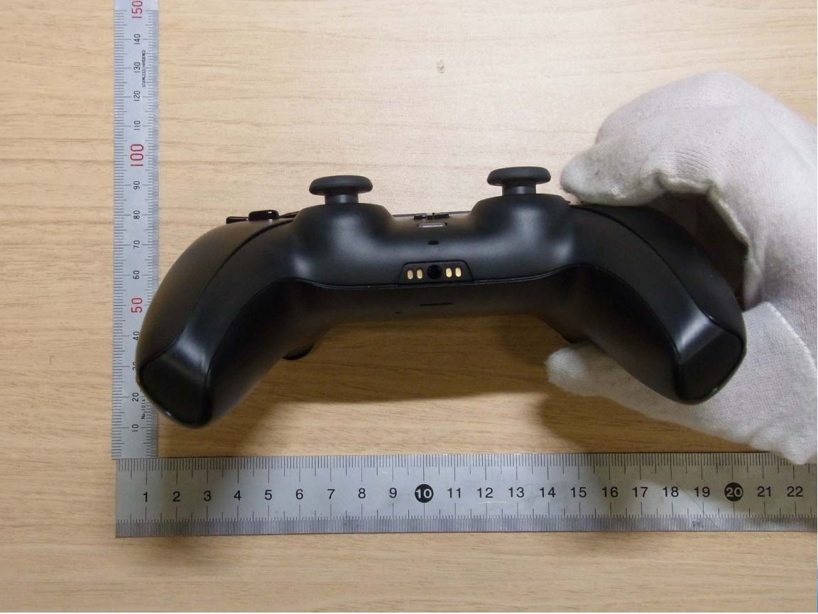 PS5手柄拆机照曝光 内部芯片及布线情况公开