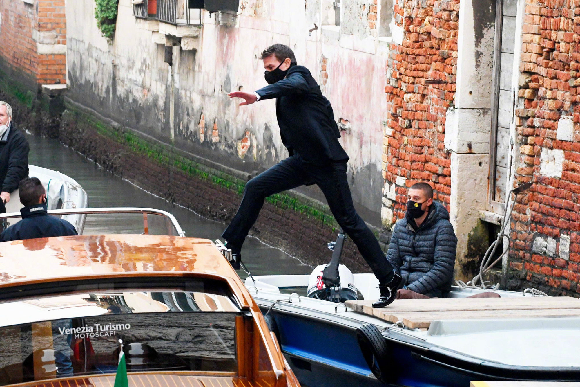 《碟中谍7》新片场照 阿汤哥正在威僧斯上演“水上飞”