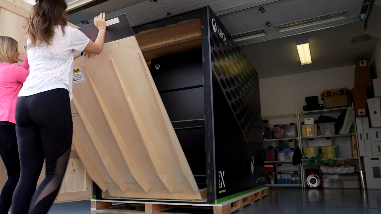 官方玩梗最致命！微软真的造出了真人大小的XSX冰箱