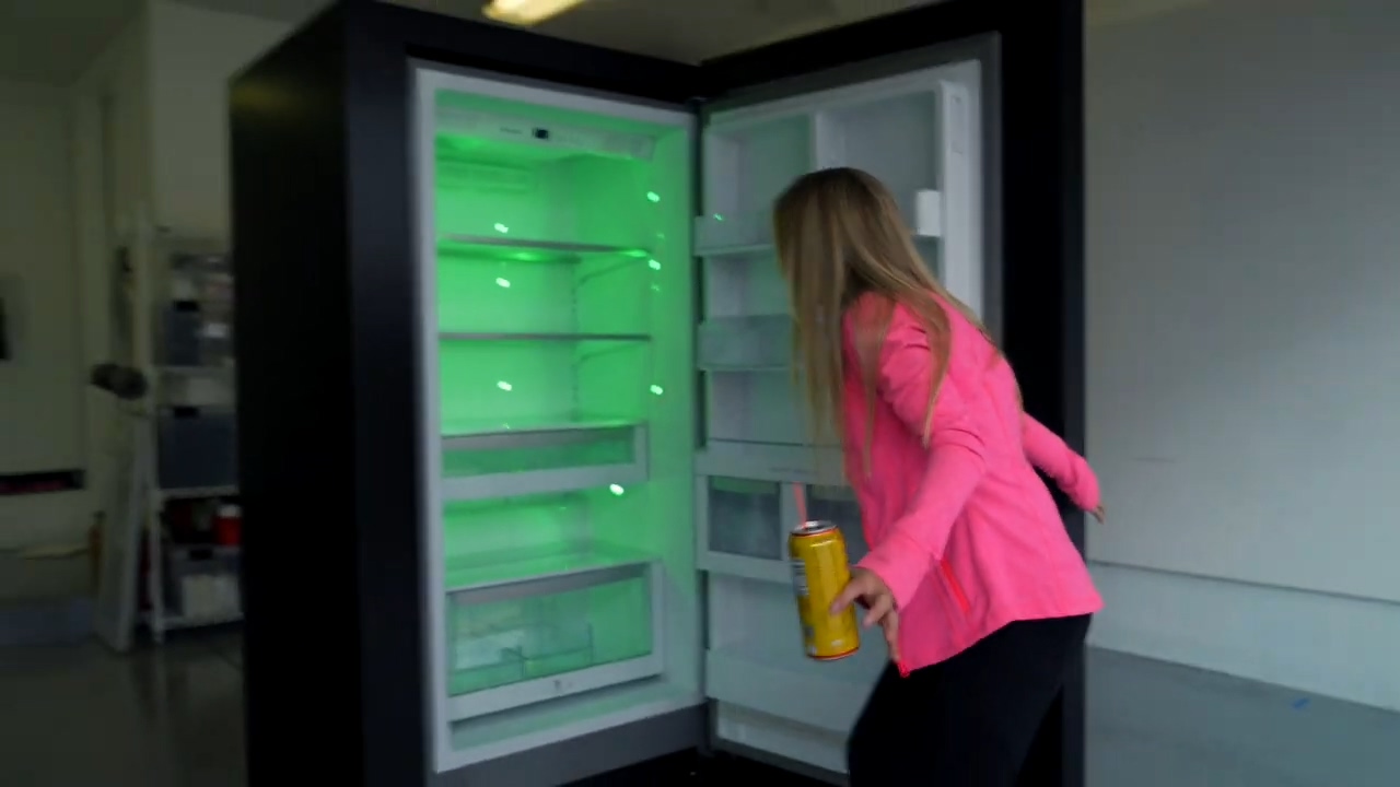 官方玩梗最致命！微软真的造出了真人大小的XSX冰箱