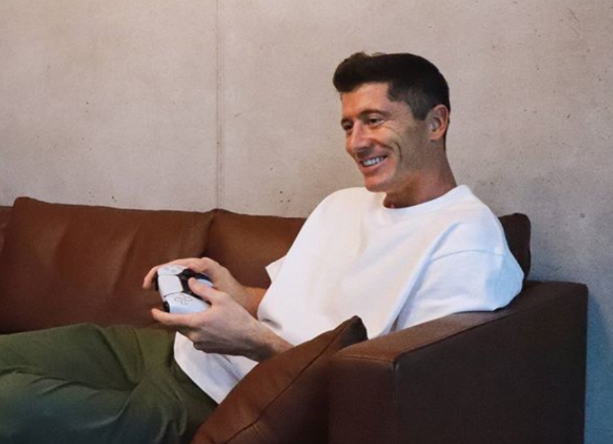 拜仁前锋莱万已经收到了一台索尼PS5主机