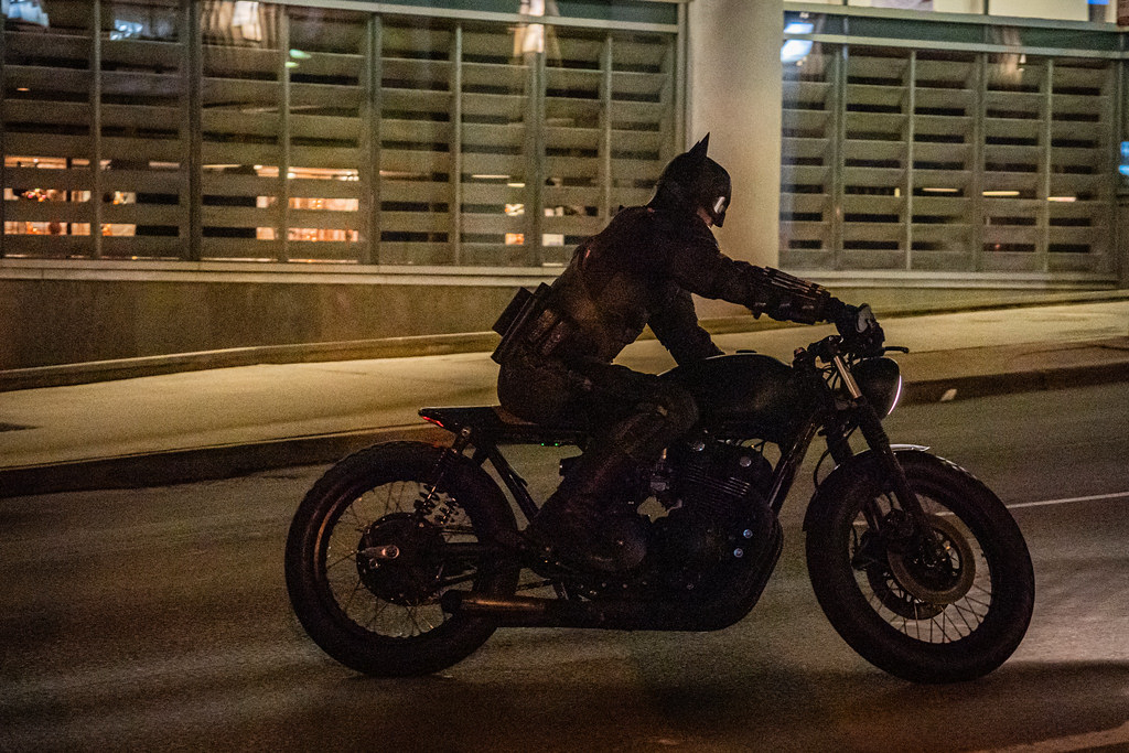 《蝙蝠侠》新片场照曝光 蝙蝠侠和猫女骑摩托行动