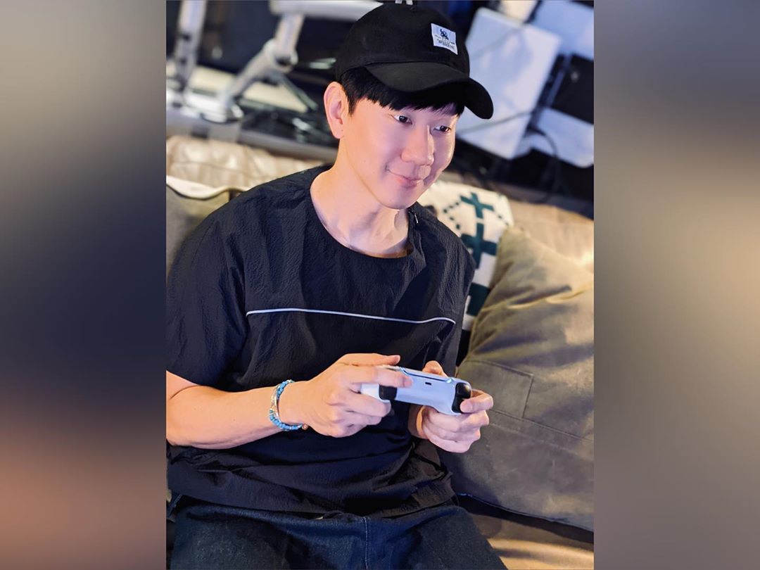 歌手林俊杰抢先试玩PS5游戏 晒出与主机帅气合影
