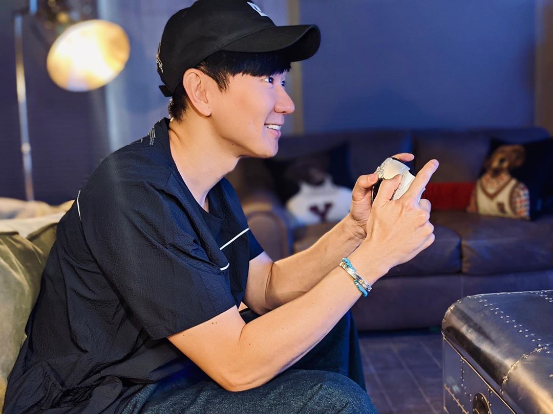 歌手林俊杰抢先试玩PS5游戏 晒出与主机帅气合影
