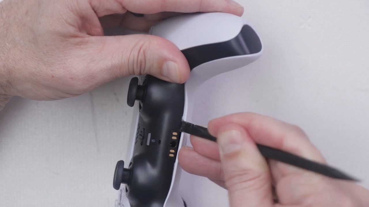 PS5手柄拆解视频：摇杆和PS4的手柄一样