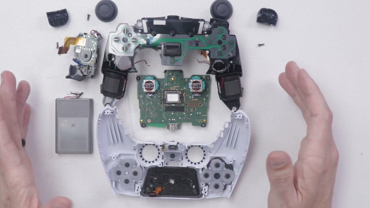 PS5手柄拆解视频：摇杆和PS4的手柄一样