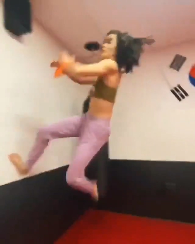 《死化危缓》实人版重启影戏 柔术女演员练习视频