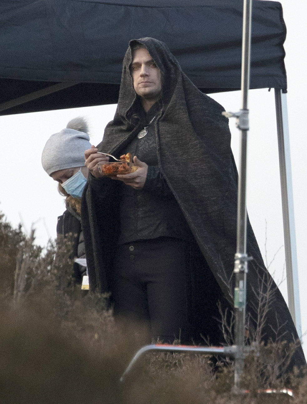 《巫师》第二季新片场照 “杰洛特”亨利·卡维尔现身