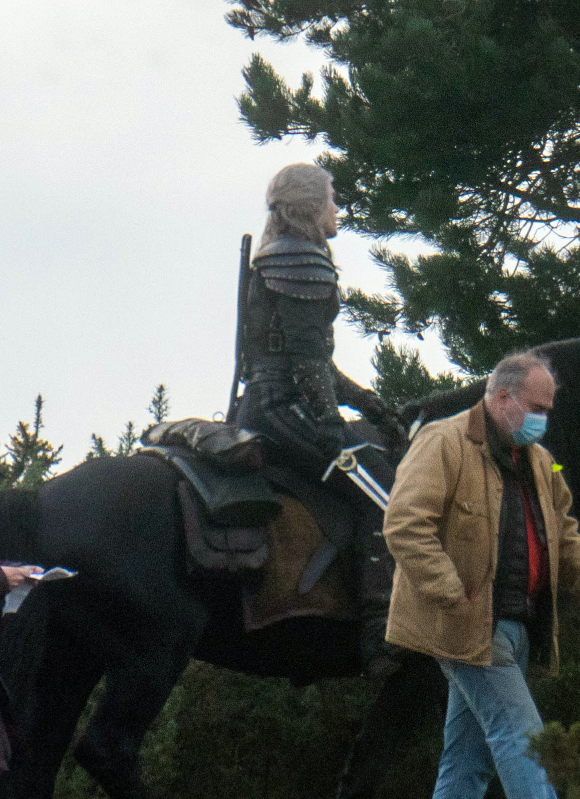 《巫师》第二季再曝新片场照：杰洛特骑萝卜剑还断了