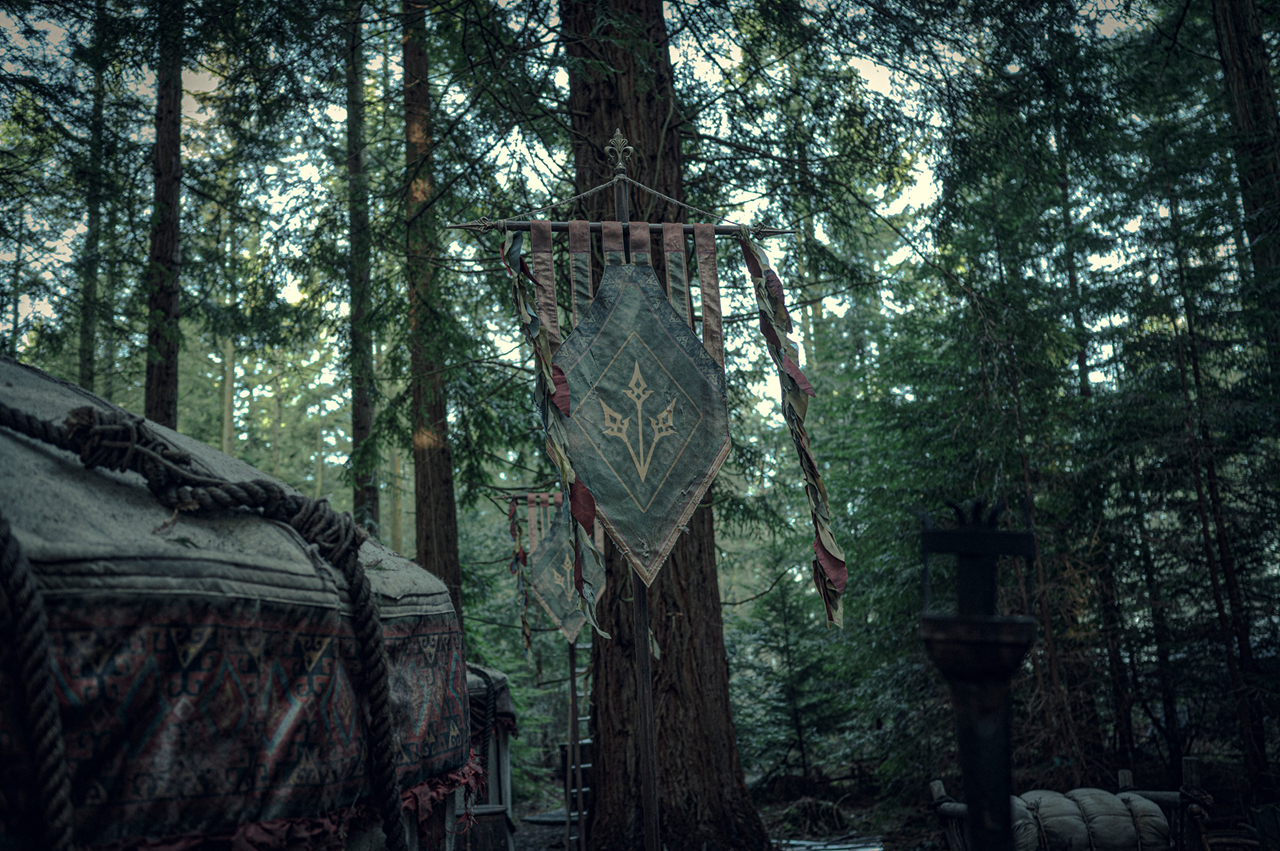 《巫师》第二季场景照公开 展示武器架、挂坠等物品