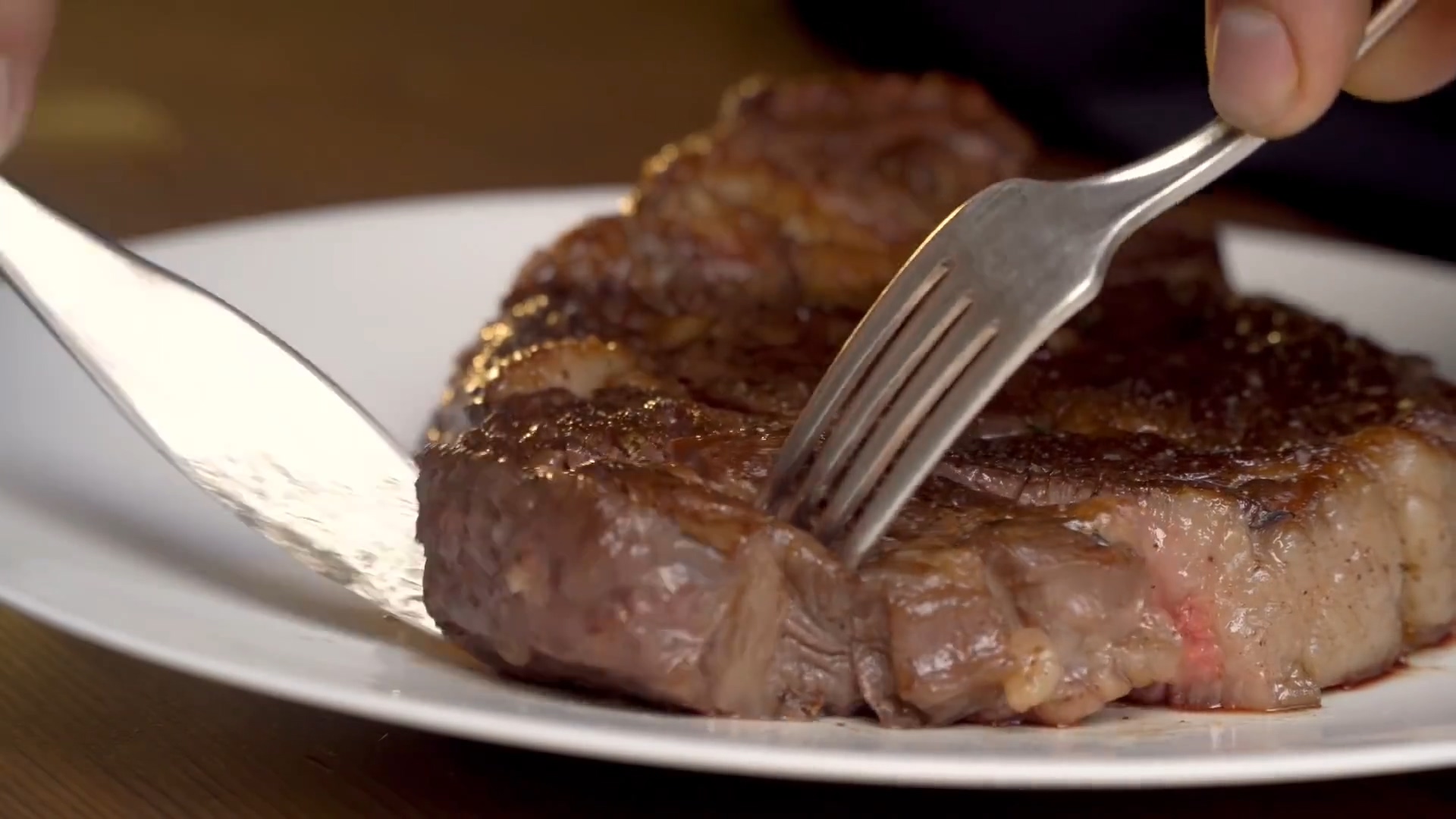 2017年G胖曾拍了一个宣传片 教你如何做牛排