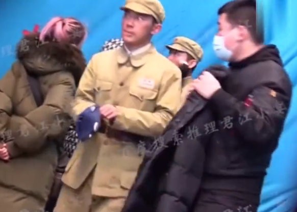 朝鲜战争电影《长津湖》片场照曝光 易烊千玺抱暖水袋