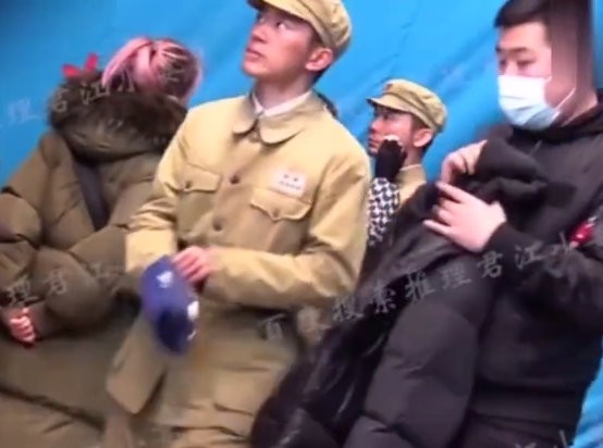 朝鲜战争电影《长津湖》片场照曝光 易烊千玺抱暖水袋