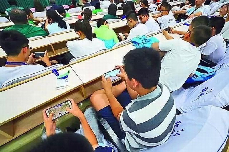 教育部：小学生作业不出校门 禁止将手机带入课堂