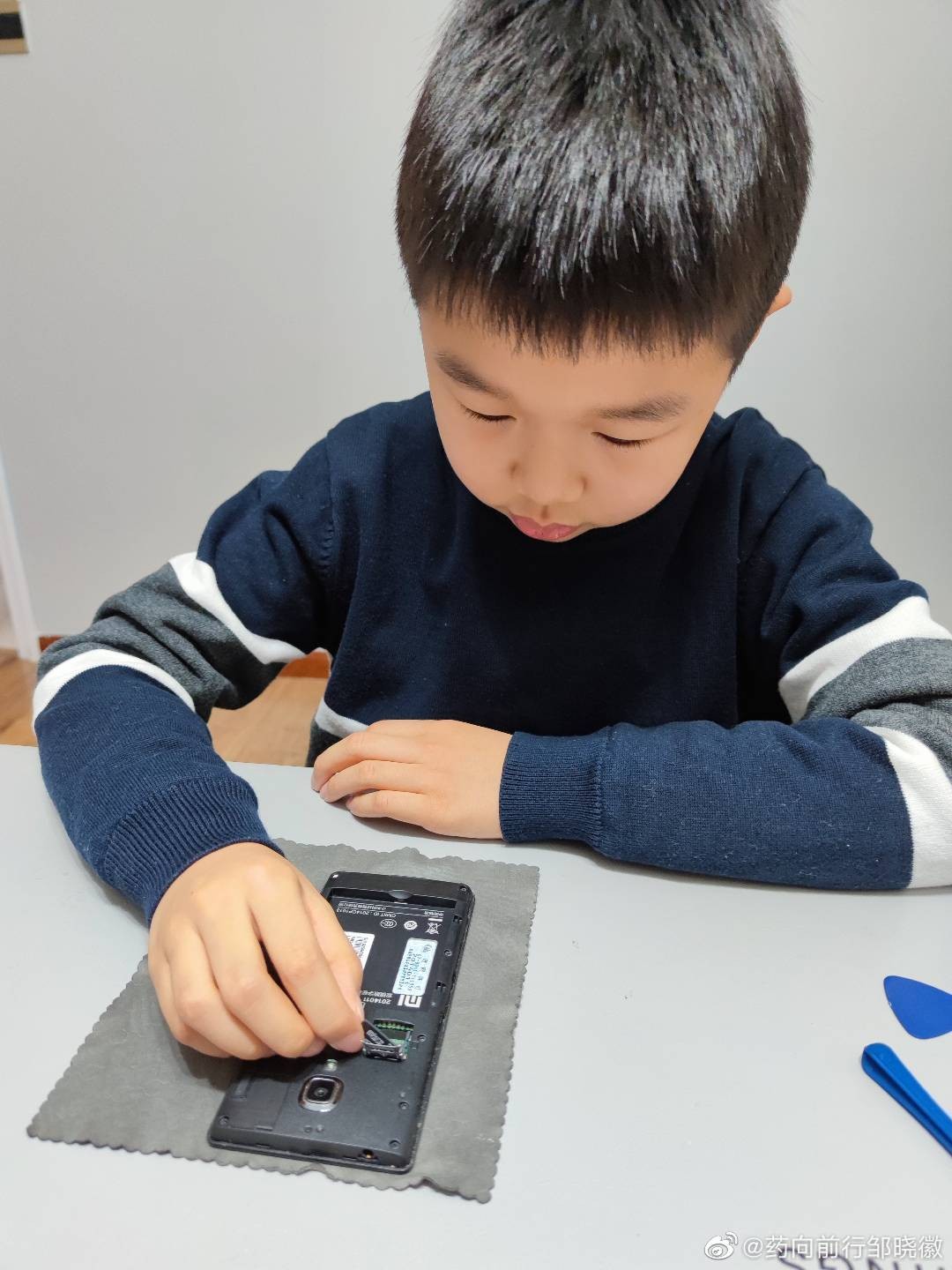 9岁小男孩拆第一代红米手机 做成艺术品 雷军点赞