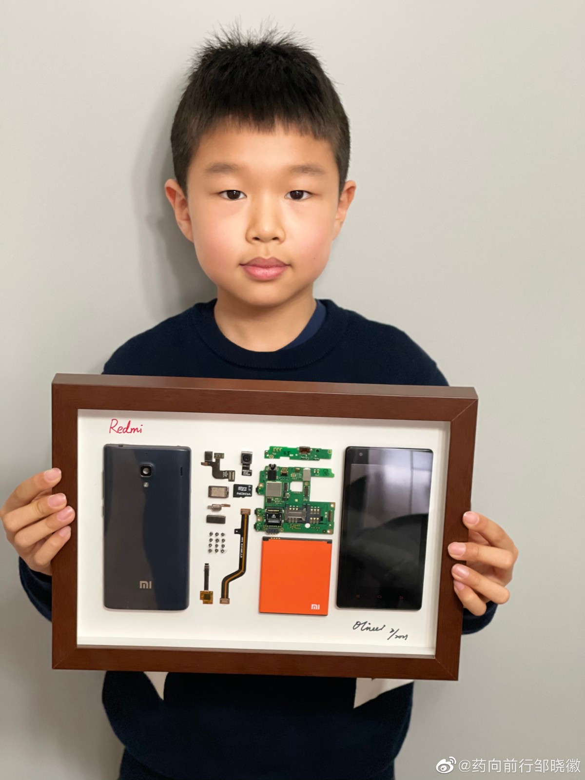9岁小男孩拆第一代红米手机 做成艺术品 雷军点赞