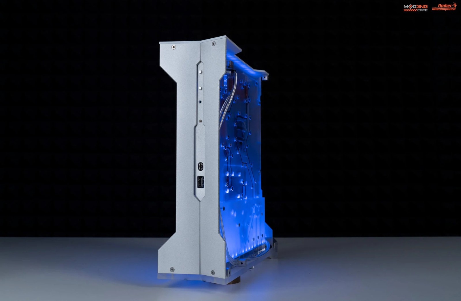 越南PC硬件改装师打造了一个水冷版PS5 并表示很快会售卖