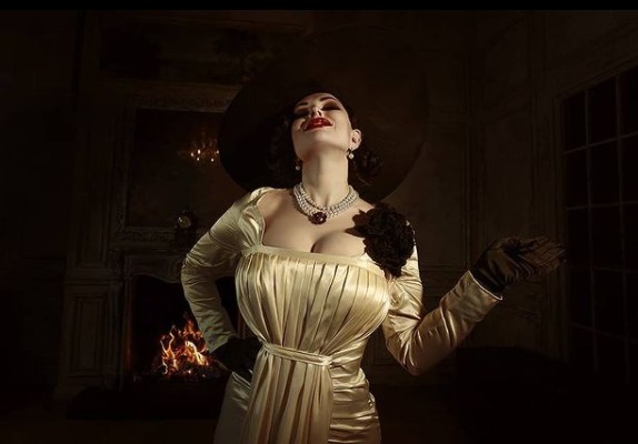 俄罗斯COSER展示《生化危机8》吸血鬼夫人COS照 华贵美艳惟妙惟肖