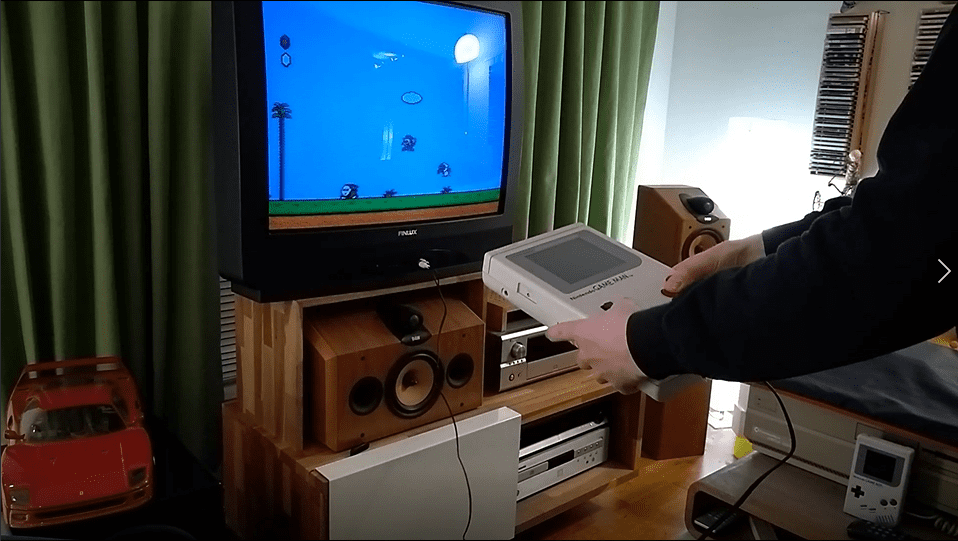外国玩家自制巨型Game Boy游戏机，还能连电视