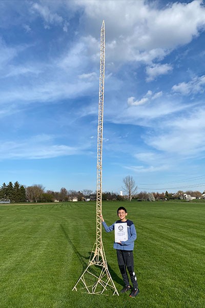 12岁美国男孩动手高玩 冰糕棍搭建6米高塔创吉尼斯纪录