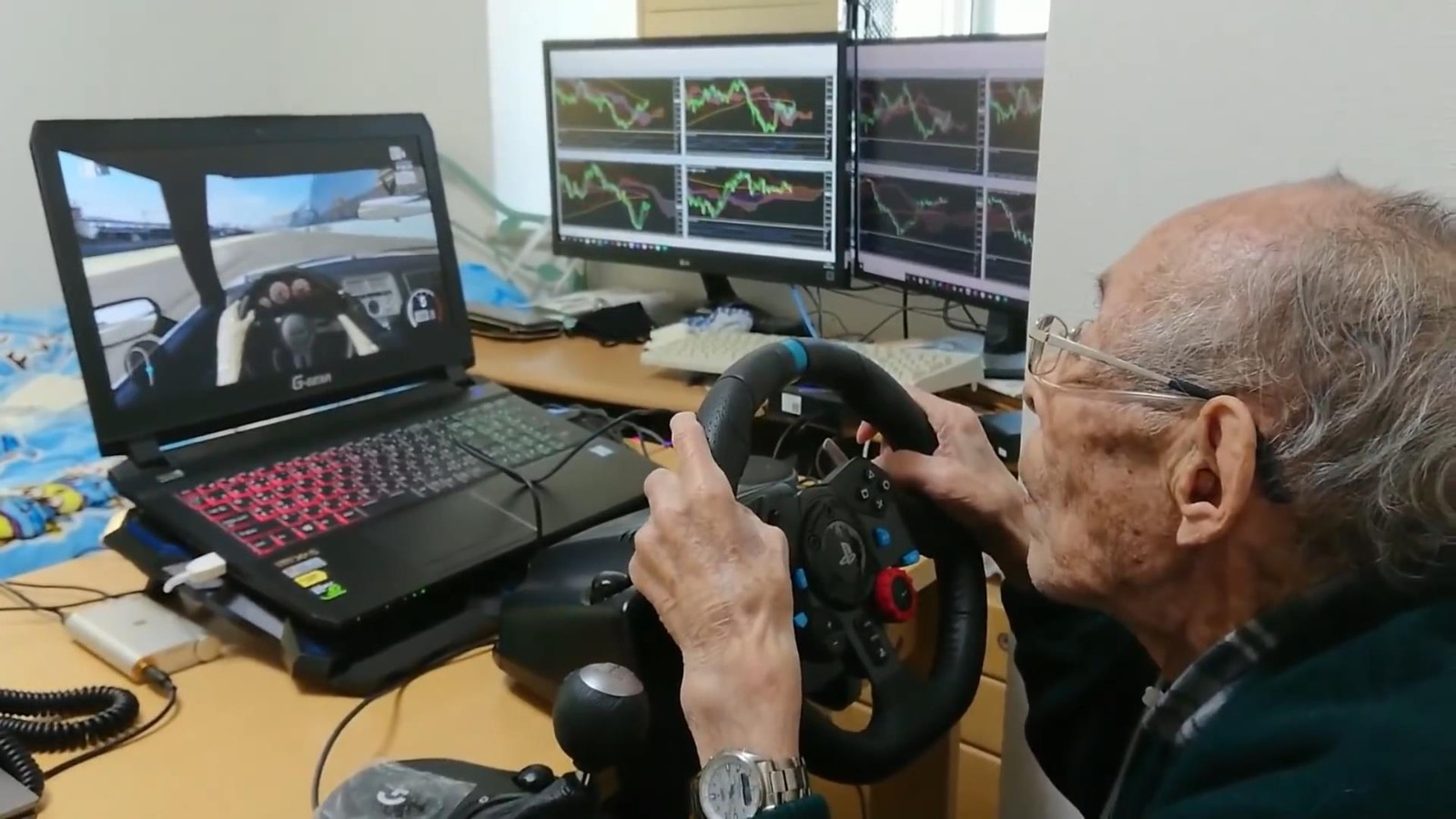 93岁老爷爷喜好玩竞速游戏 老司机很下兴康乐
