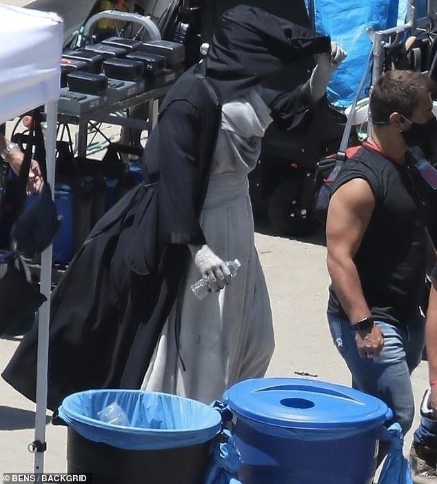 《雷神4》反派屠神者造型曝光 贝尔全身涂成灰色