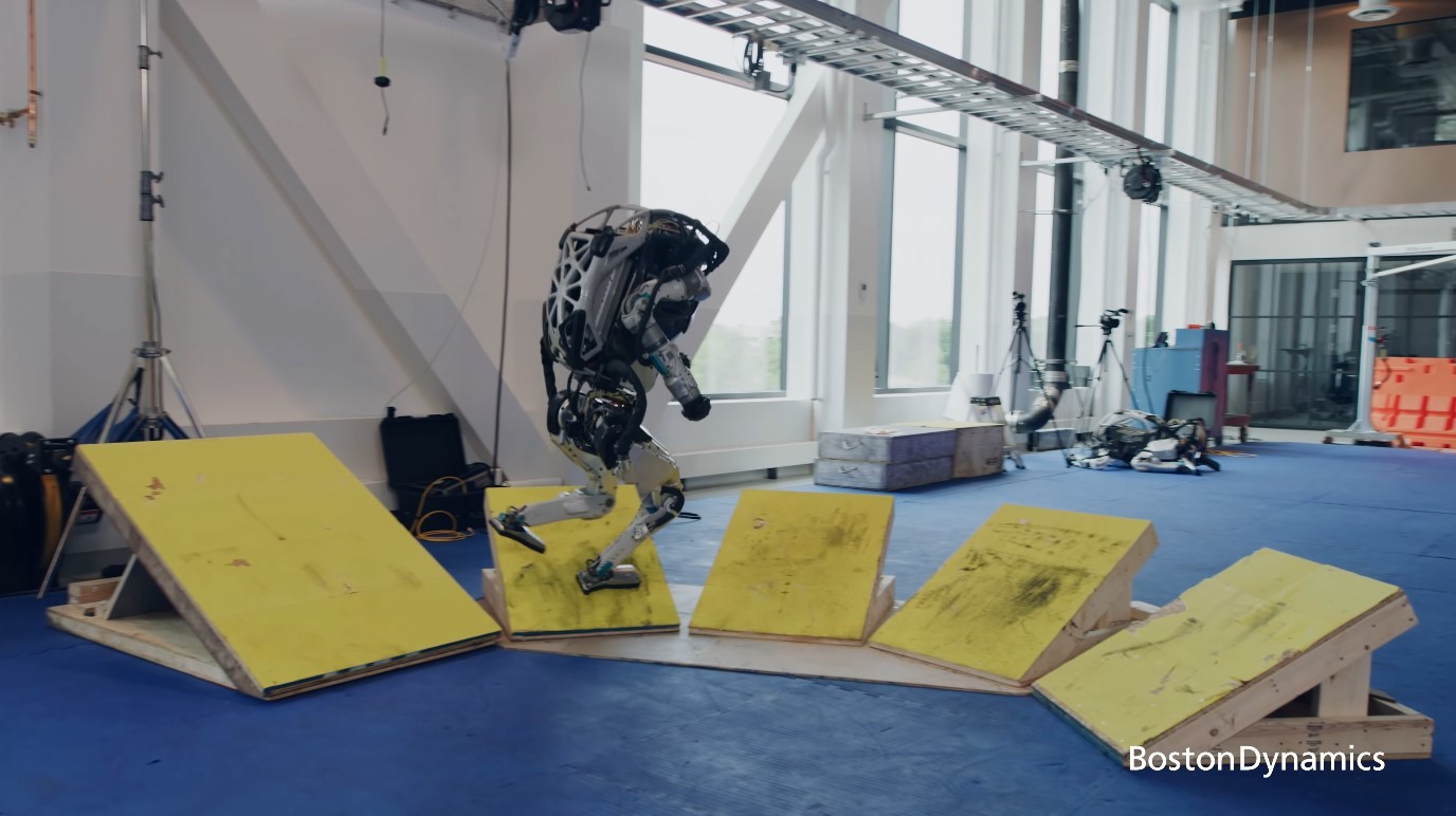 波士顿动力机器人新演示 能跑酷还能空翻