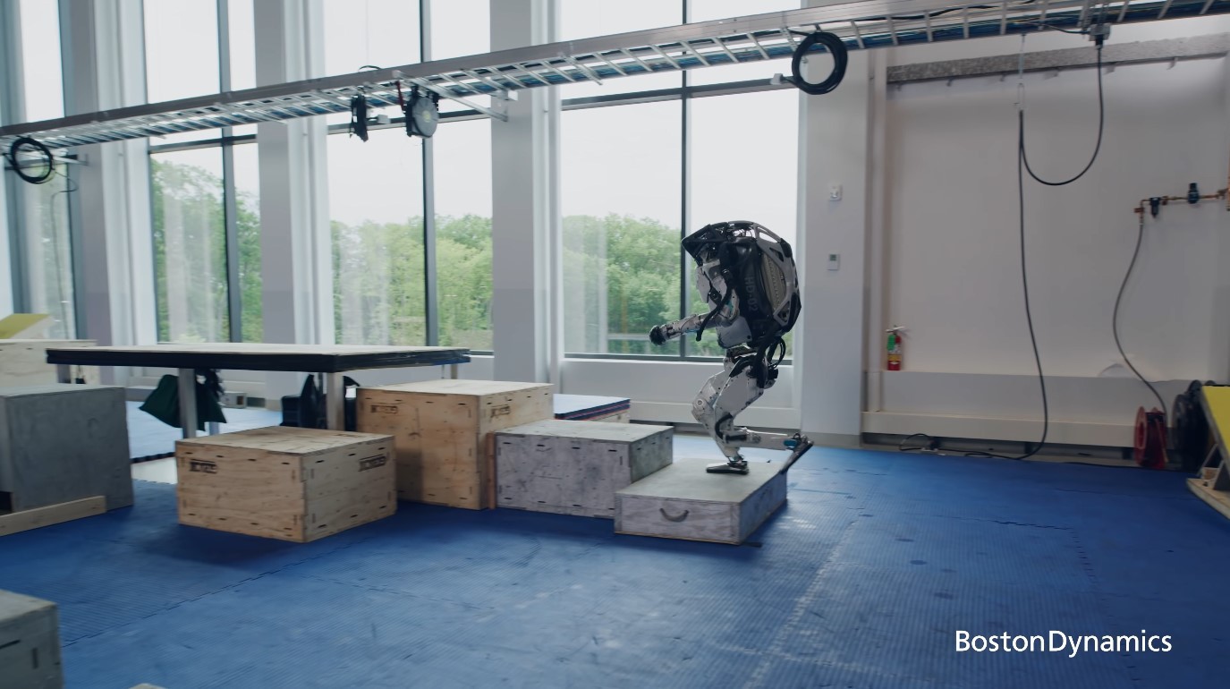 波士顿动力机器人新演示 能跑酷还能空翻