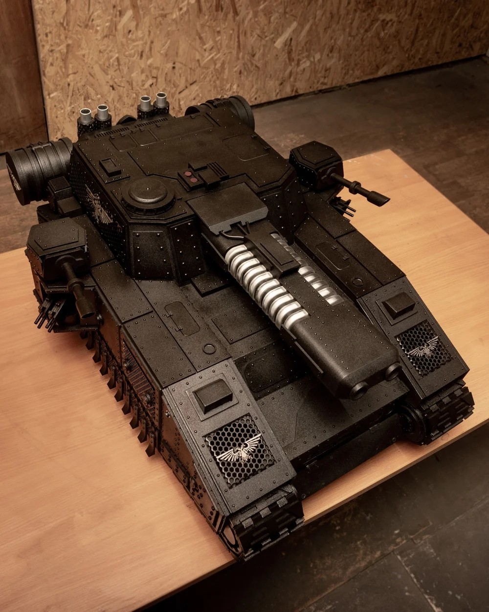 俄罗斯达人自制《战锤40K》坦克PC机箱 酷炫霸气