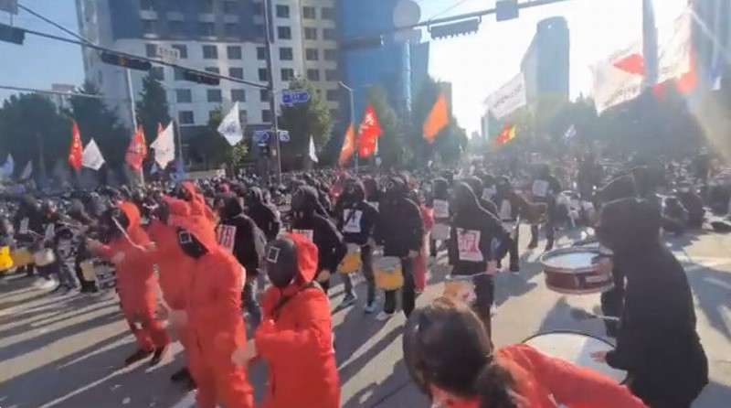 韩国爆发罢工集会 抗议者穿《鱿鱼游戏》服装