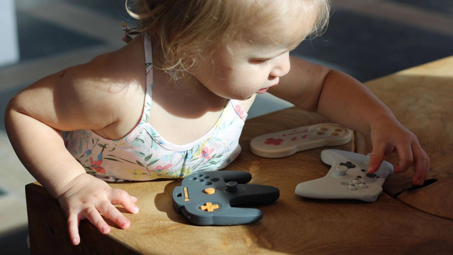 国外厂商推出“硅胶手柄”婴儿玩具 解放玩家父母双手