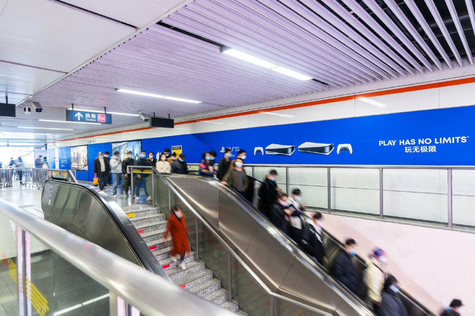 PS5上海地铁站大幅广告：《暗影火炬城》登场